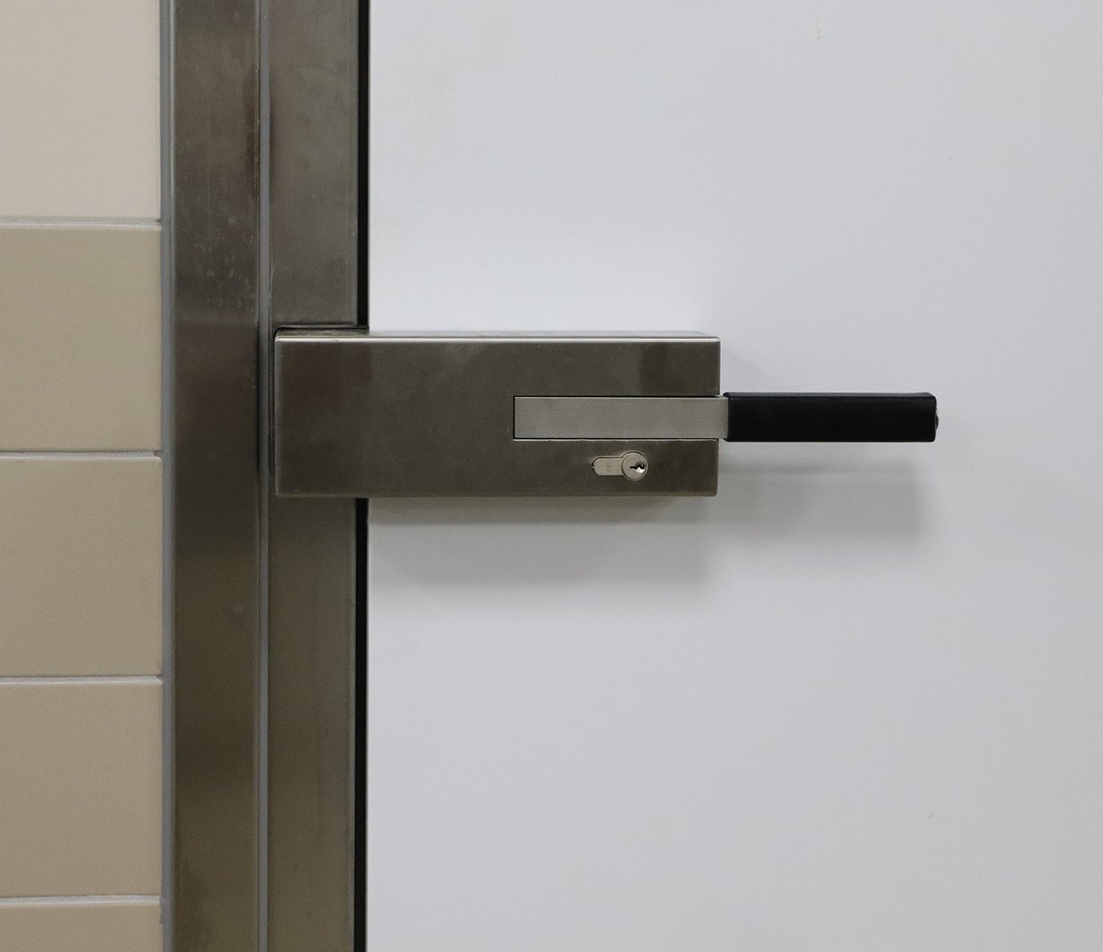 Nyt specialudviklet greb på frostrumsbranddør